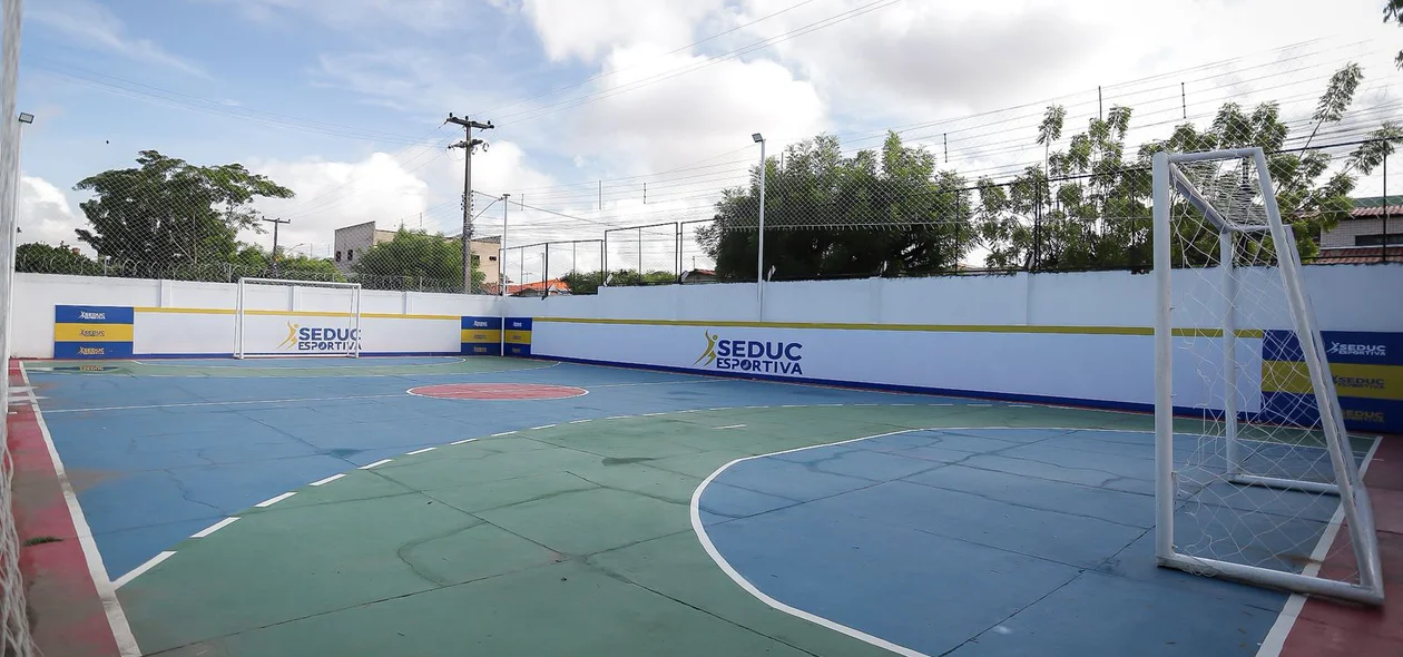 Quadra poliesportiva da escola