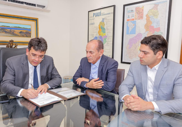 Rafael Fonteles assina ordens de serviço para pavimentação em Teresina, Picos, Piripiri e Floriano