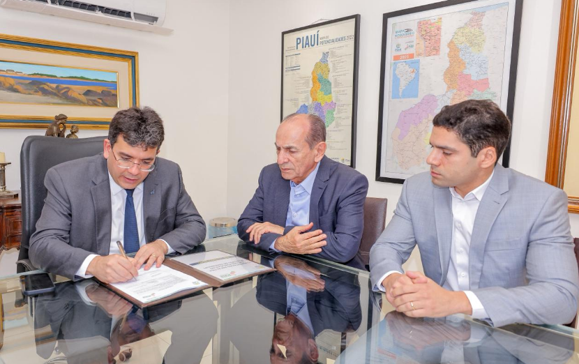 Rafael Fonteles assina ordens de serviço para pavimentação em Teresina, Picos, Piripiri e Floriano