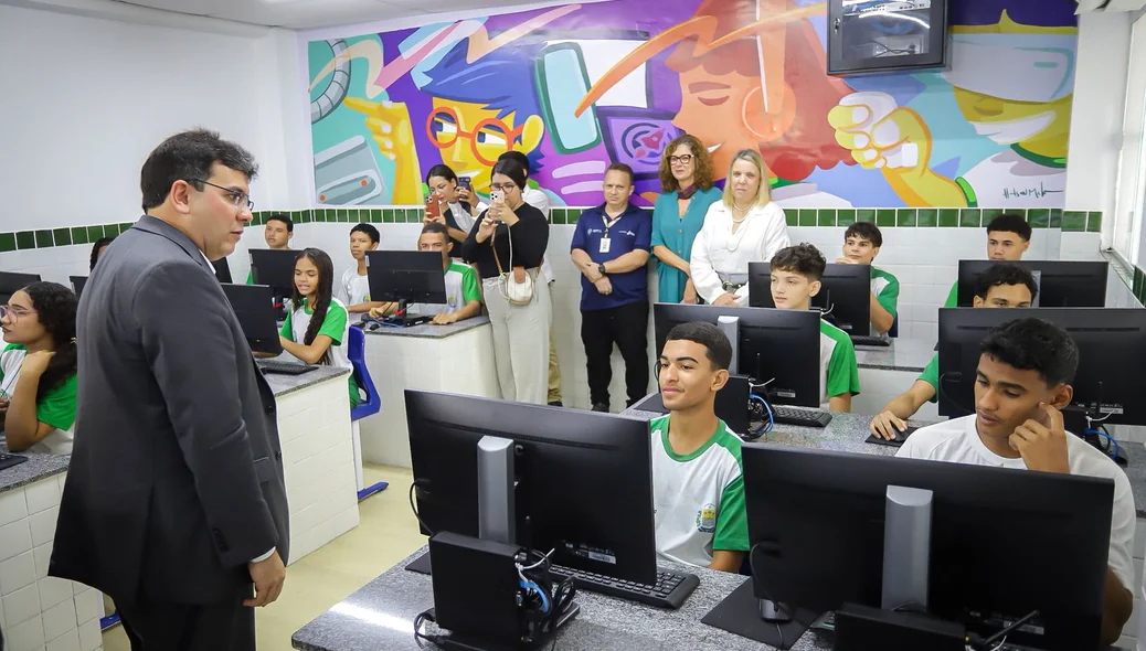 Rafael Fonteles conhecendo laboratório de informática da escola