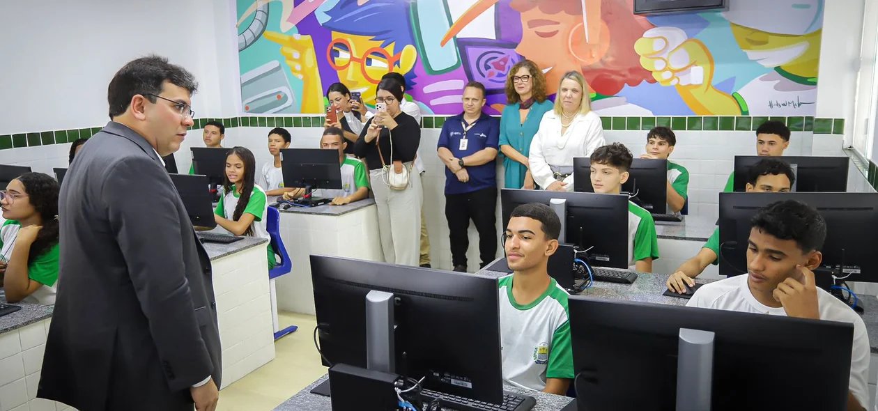 Rafael Fonteles conhecendo laboratório de informática da escola