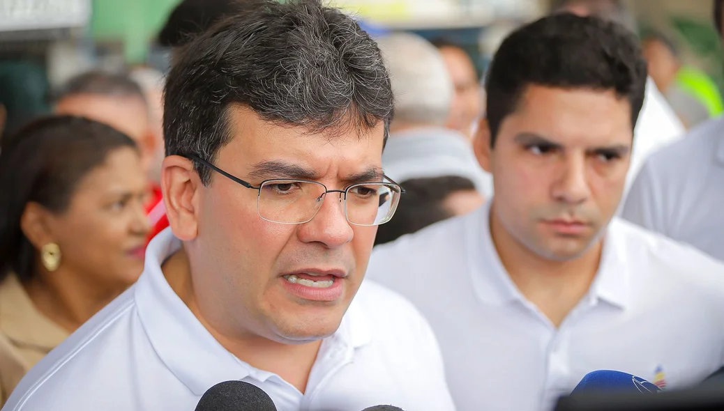 Rafael Fonteles em entrevista à imprensa no Elevado da Miguel Rosa