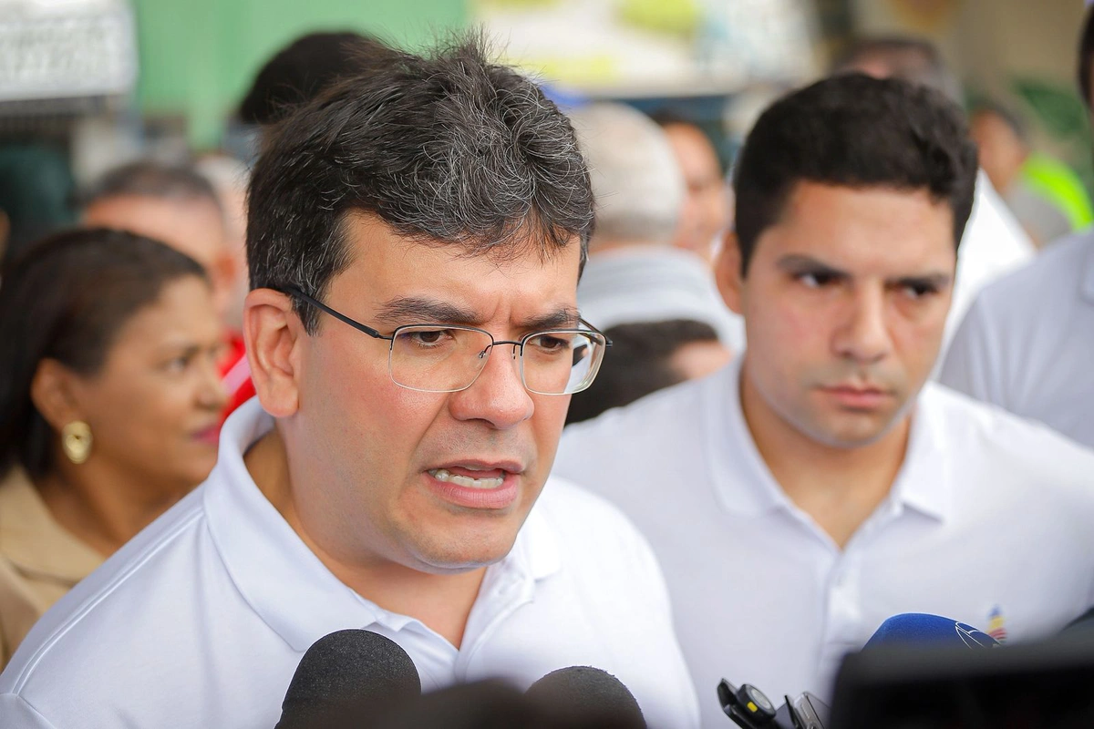 Rafael Fonteles em entrevista à imprensa no Elevado da Miguel Rosa