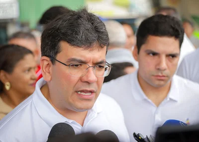 Rafael Fonteles em entrevista à imprensa no Elevado da Miguel Rosa