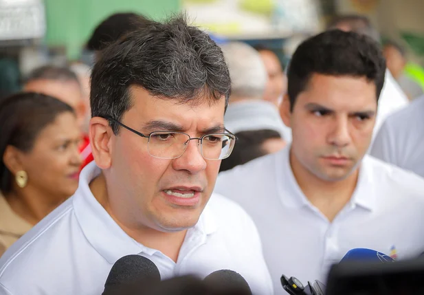 Rafael Fonteles em entrevista à imprensa no Elevado da Miguel Rosa