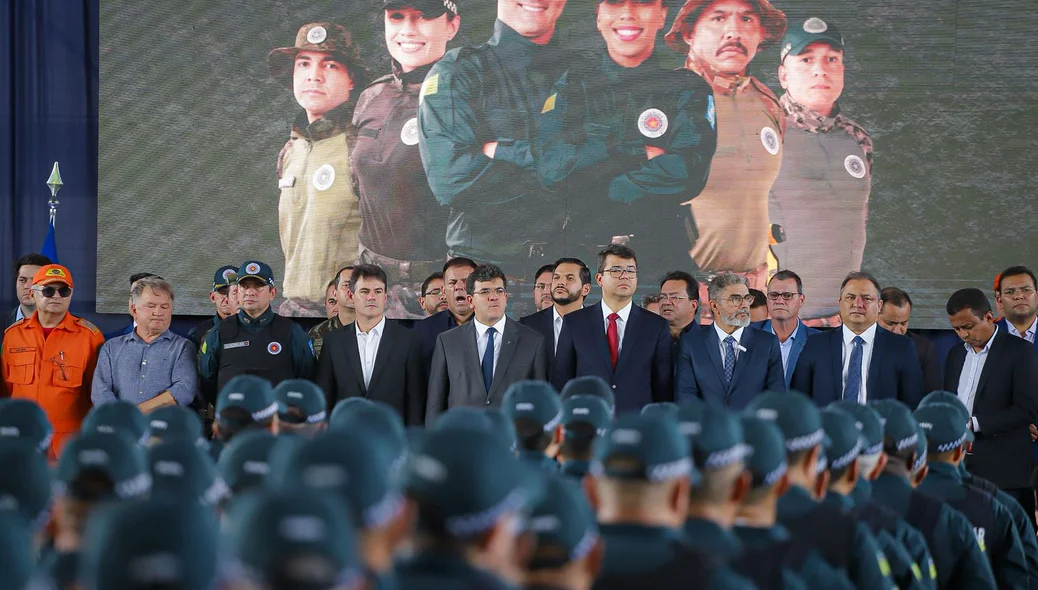 Rafael Fonteles entrega novo fardamento, armas e viaturas para a Polícia Militar do Piauí