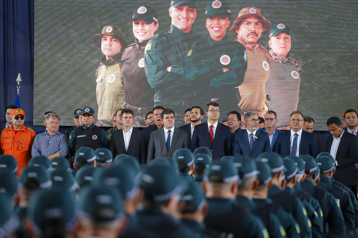Rafael Fonteles entrega novo fardamento, armas e viaturas para a Polícia Militar do Piauí