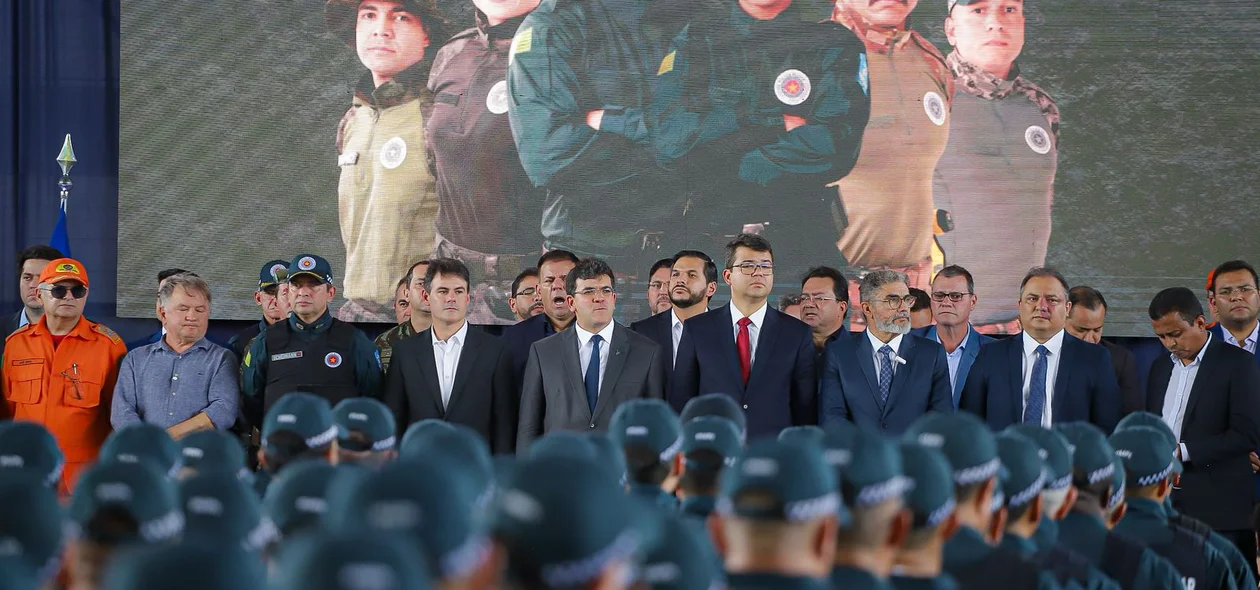Rafael Fonteles entrega novo fardamento, armas e viaturas para a Polícia Militar do Piauí