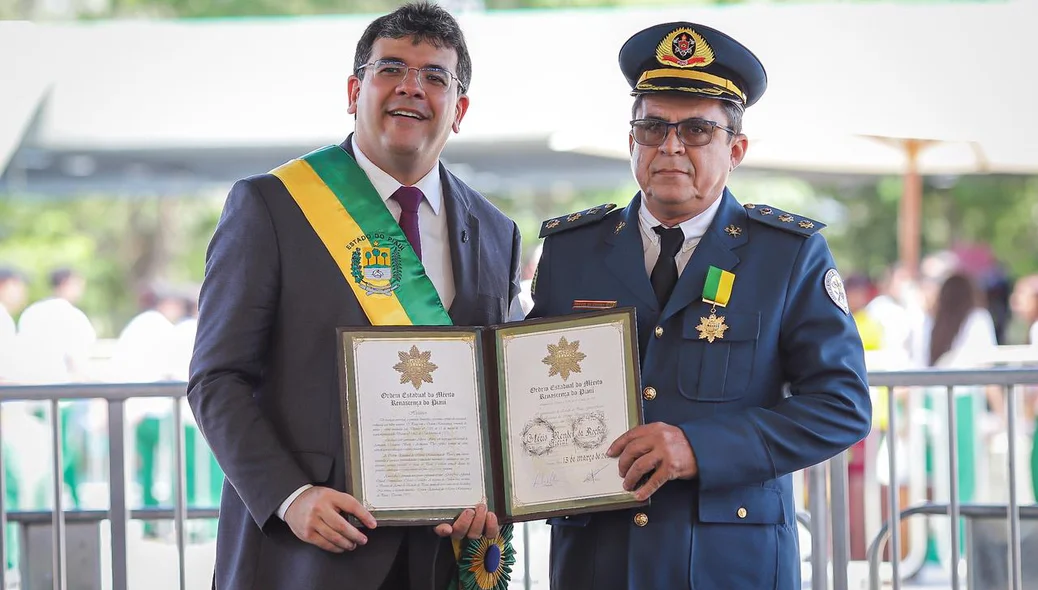 Rafael Fonteles fazendo a outorga da medalha do Mérito Renascença