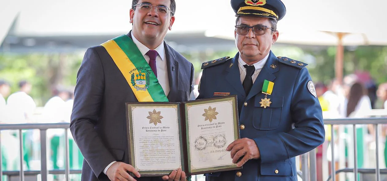 Rafael Fonteles fazendo a outorga da medalha do Mérito Renascença