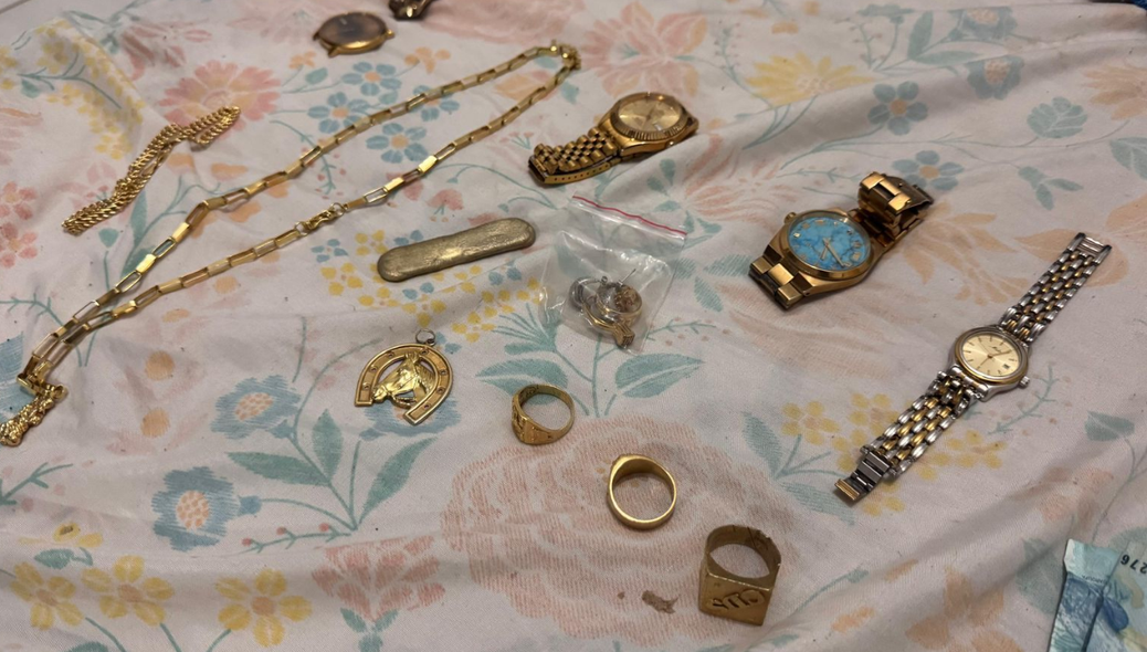 Relógios e outros materiais apreendidos