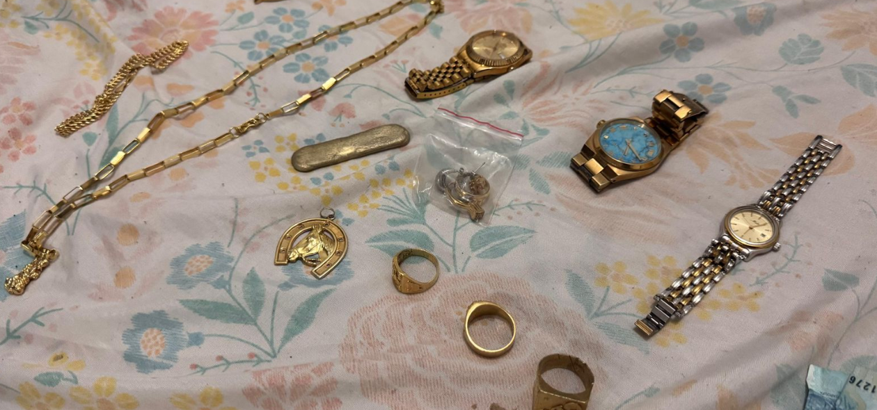 Relógios e outros materiais apreendidos