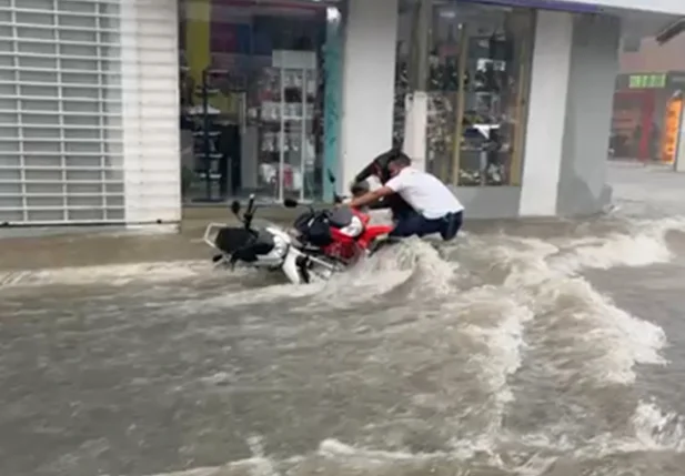 Ruas de Floriano alagadas