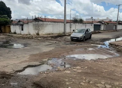 Ruas esburacada próxima à Associação dos Cegos do Piauí