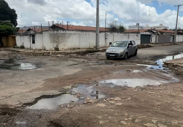 Ruas esburacada próxima à Associação dos Cegos do Piauí