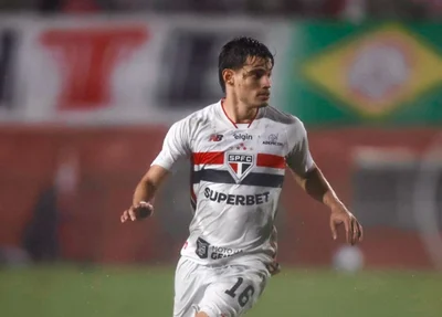 São Paulo vence Chapecoense e assume a liderança do Brasileirão