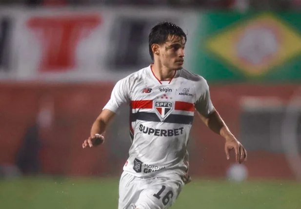 São Paulo vence Chapecoense e assume a liderança do Brasileirão