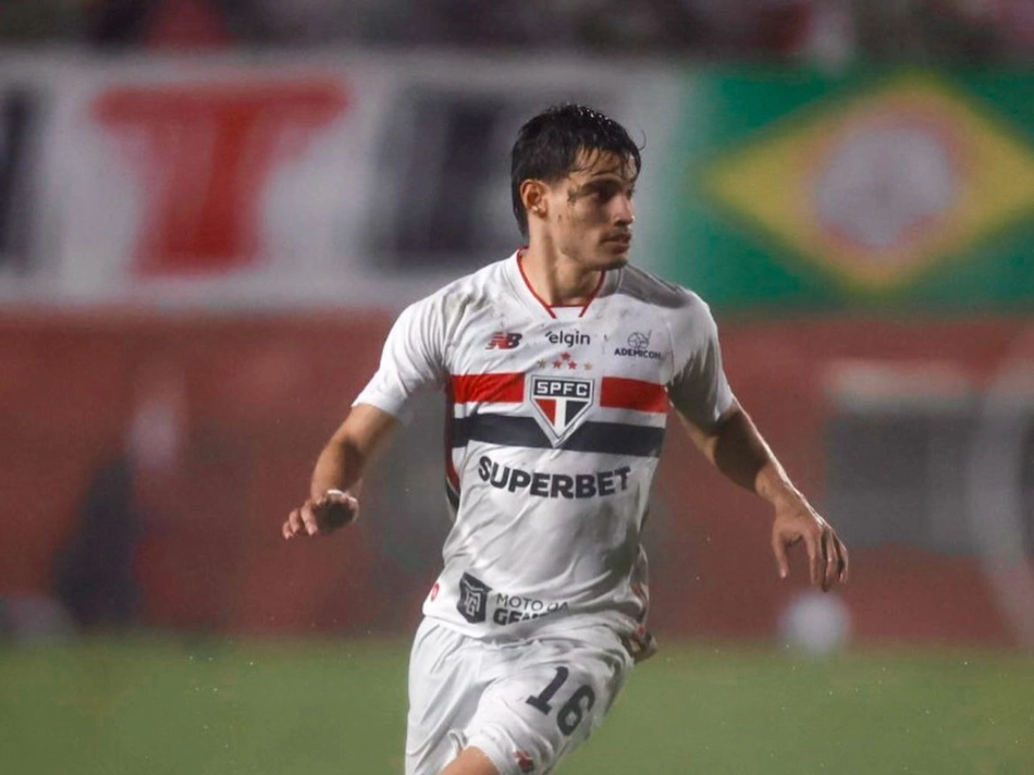 São Paulo vence Chapecoense e assume a liderança do Brasileirão