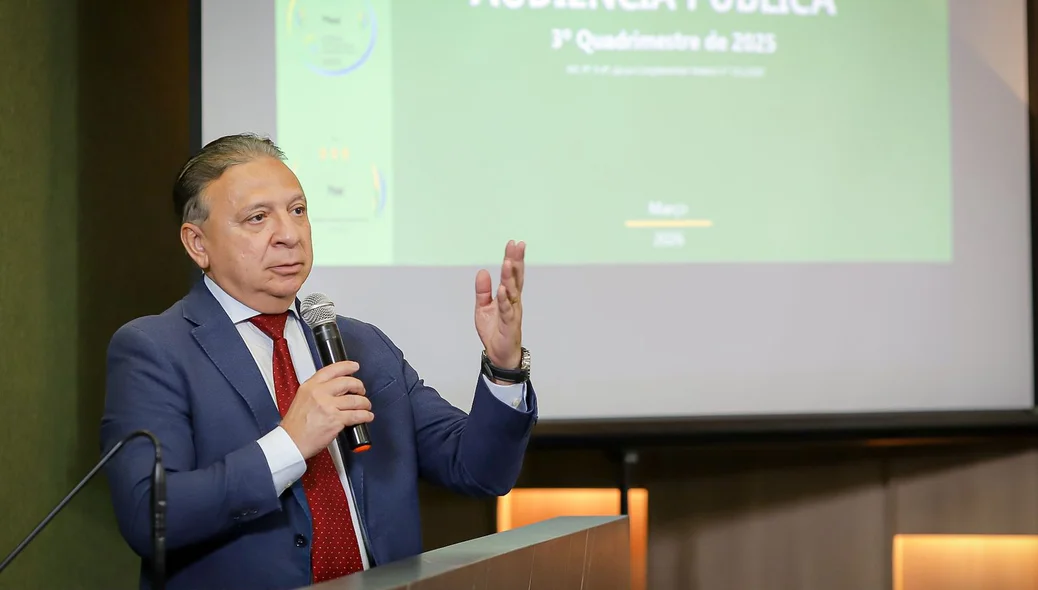 Secretário Emílio Júnior apresentando balanço