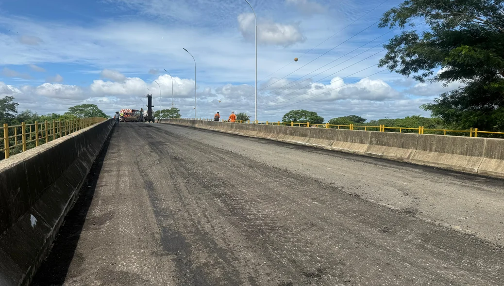 Serviço de recomposição asfáltica na Ponte Leonel Brizola