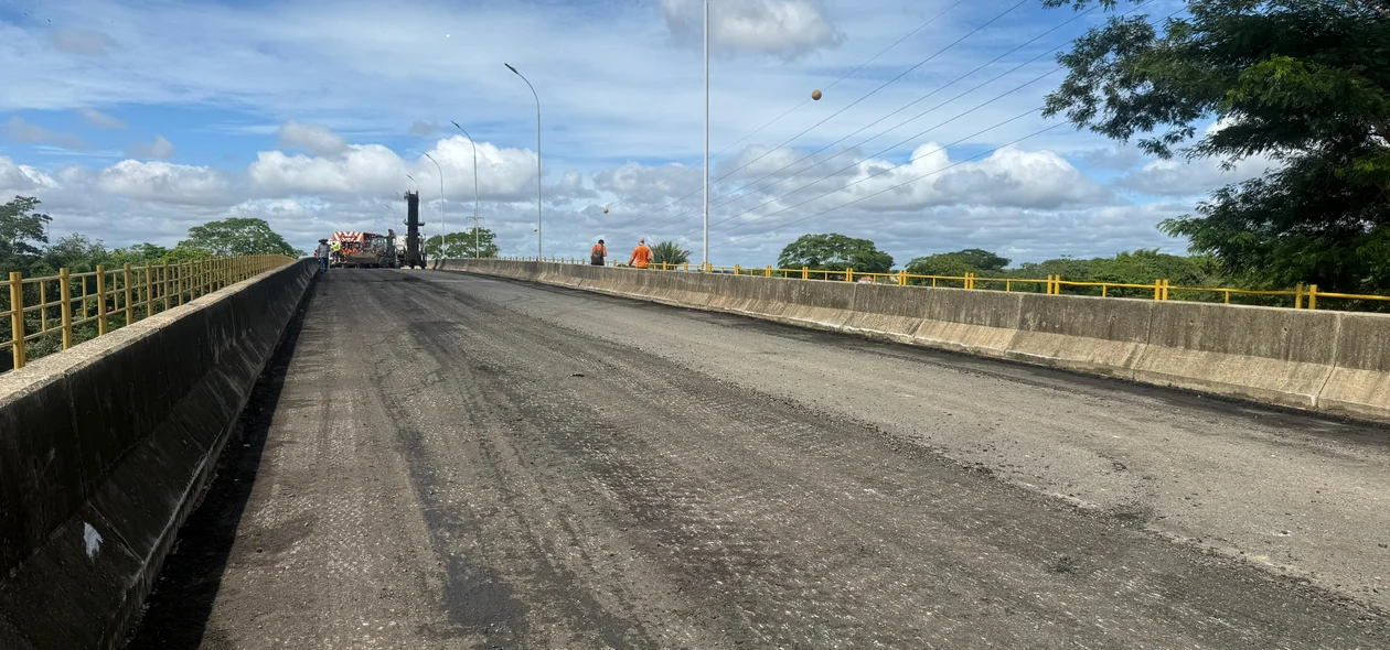 Serviço de recomposição asfáltica na Ponte Leonel Brizola