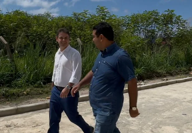 Severo Eulálio visitando obras