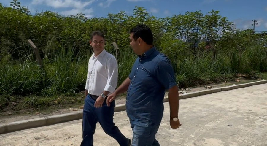 Severo Eulálio visitando obras