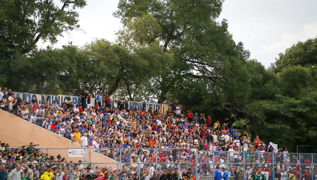 Torcida no Estádio Lindolfo Monteiro