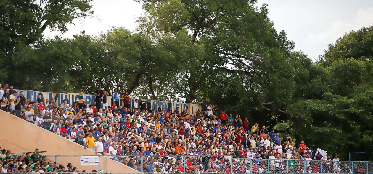 Torcida no Estádio Lindolfo Monteiro
