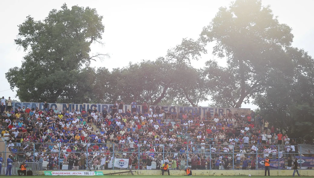 Torcida no Lindolfo Monteiro