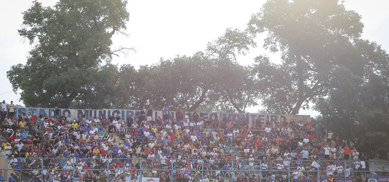 Torcida no Lindolfo Monteiro