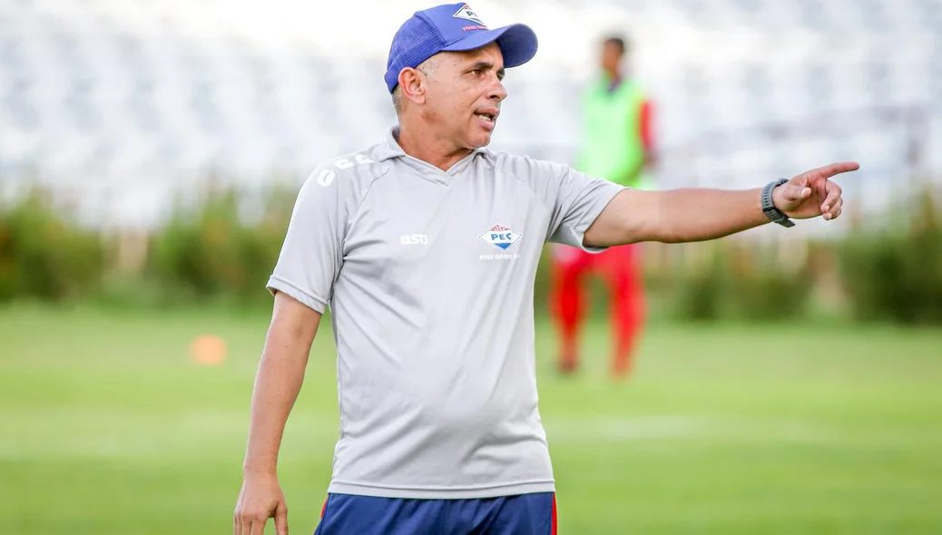 Tostão oriente equipe do Piauí Esporte Clube no duelo contra o Flu-PI