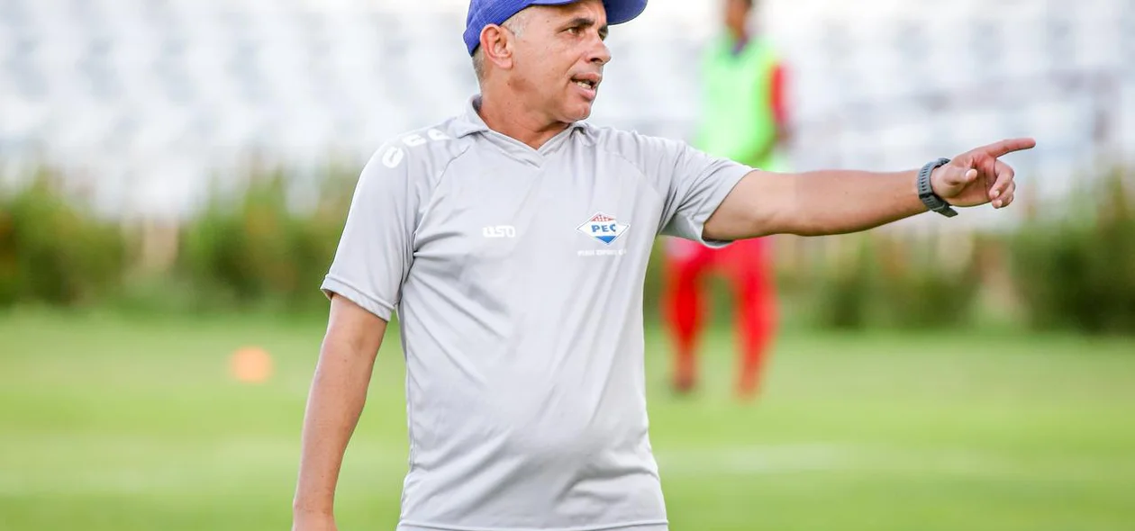 Tostão oriente equipe do Piauí Esporte Clube no duelo contra o Flu-PI
