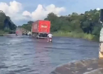 Trecho da BR 135 tomado pelo Rio Gurgueia