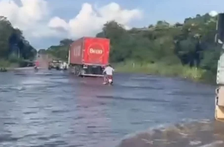 Trecho da BR 135 tomado pelo Rio Gurgueia