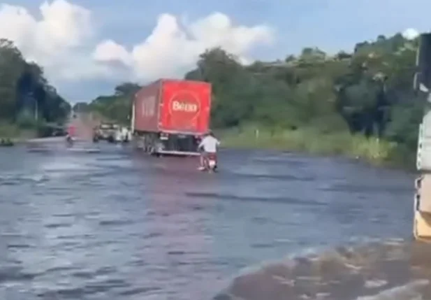 Trecho da BR 135 tomado pelo Rio Gurgueia