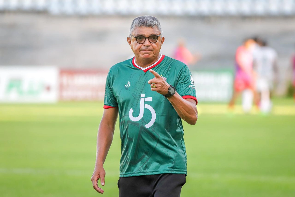 Treinador Flávio Araújo, do Flu-PI