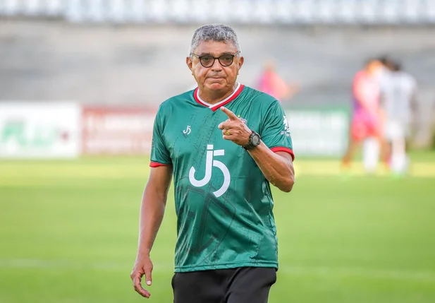 Treinador Flávio Araújo, do Flu-PI