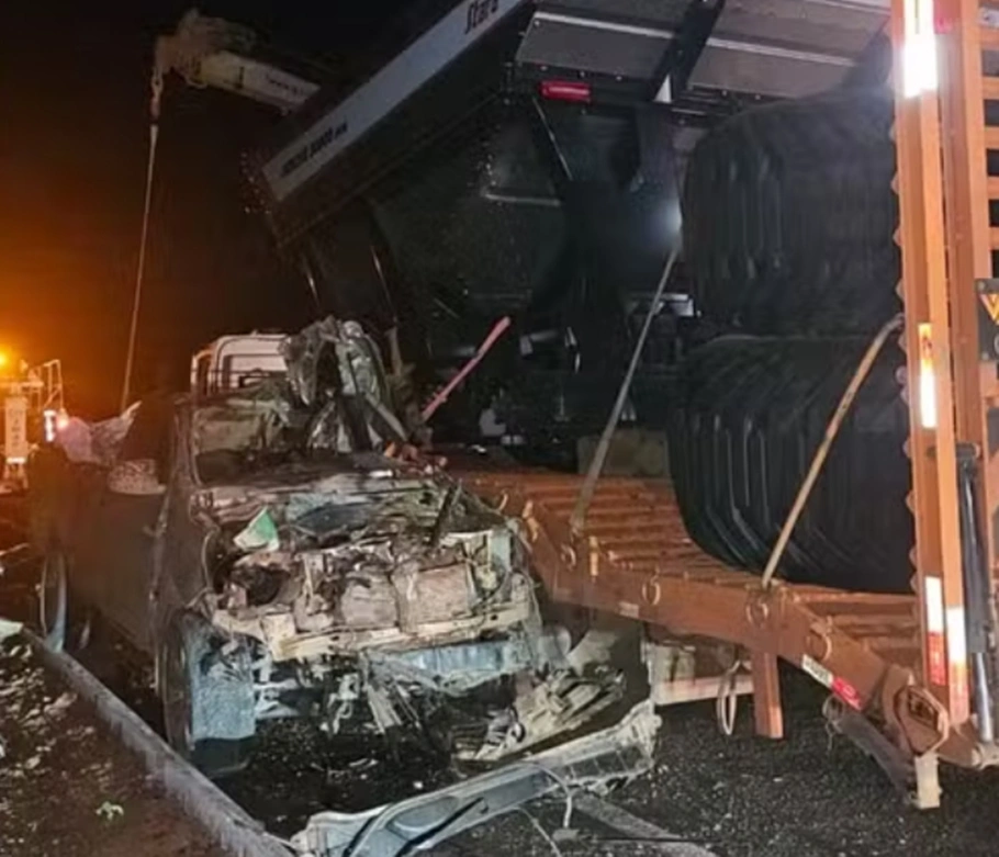 Veículo ficaram destruídos na rodovia Transcerrados