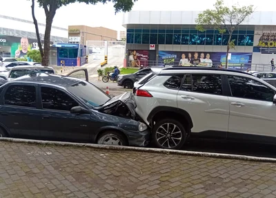 Veículos ficaram destruídos