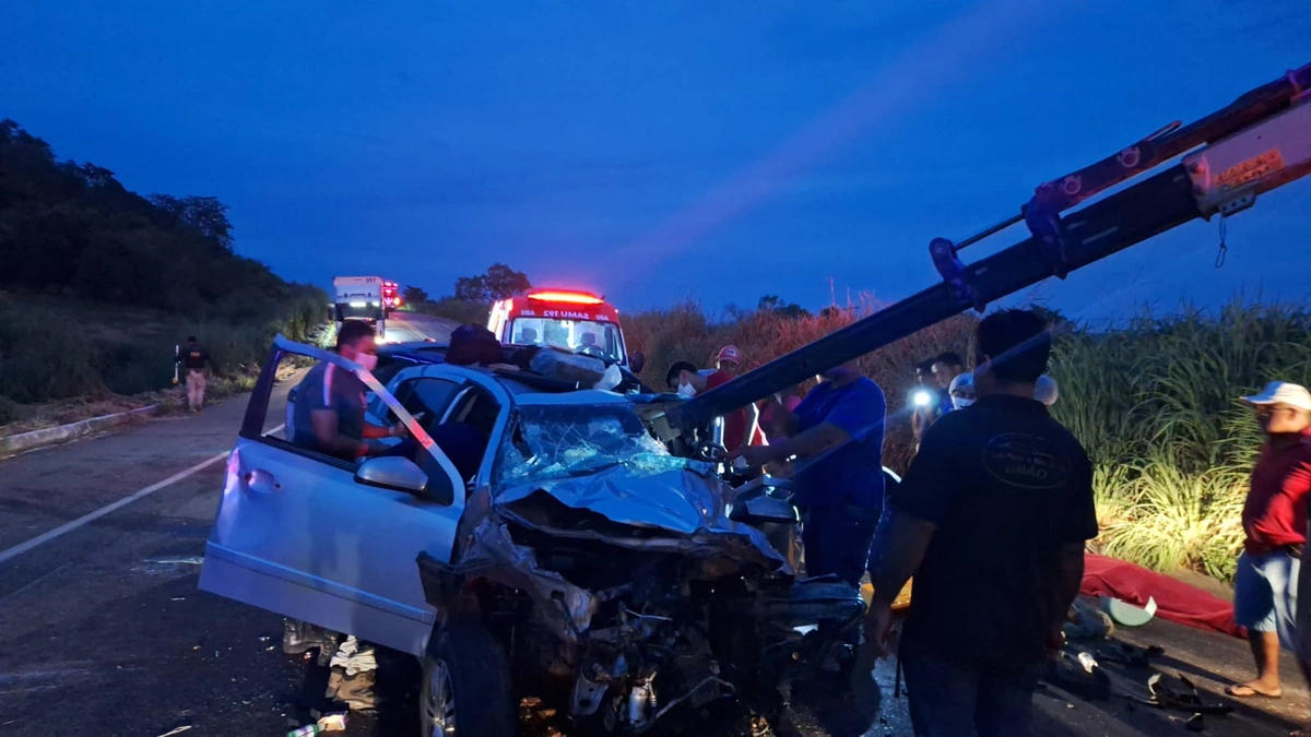 Veículos ficaram destruídos