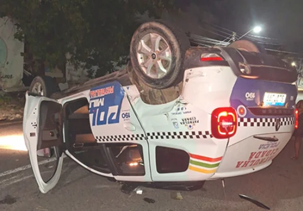 Viatura capotou após colisão com veículo em Parnaíba