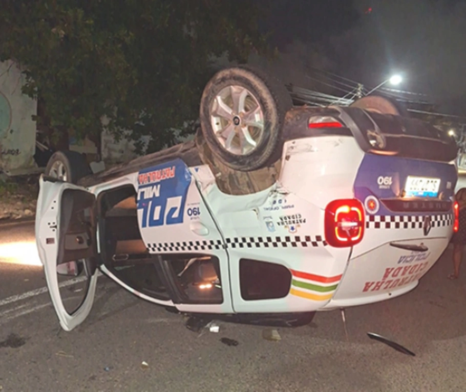 Viatura capotou após colisão com veículo em Parnaíba
