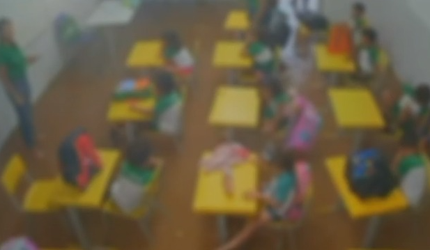 Vídeo mostra crianças em cima de mesas após escola alagar em Cristino Castro