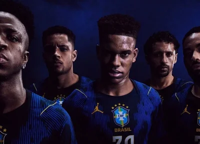 Vini Jr., Vitor Roque, Estêvão, Marquinhos e Matheus Cunha posam com a camisa azul da Seleção Brasileira