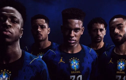 Vini Jr., Vitor Roque, Estêvão, Marquinhos e Matheus Cunha posam com a camisa azul da Seleção Brasileira