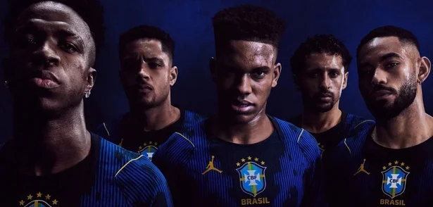 Vini Jr., Vitor Roque, Estêvão, Marquinhos e Matheus Cunha posam com a camisa azul da Seleção Brasileira