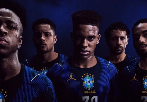 Vini Jr., Vitor Roque, Estêvão, Marquinhos e Matheus Cunha posam com a camisa azul da Seleção Brasileira