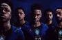 Vini Jr., Vitor Roque, Estêvão, Marquinhos e Matheus Cunha posam com a camisa azul da Seleção Brasileira