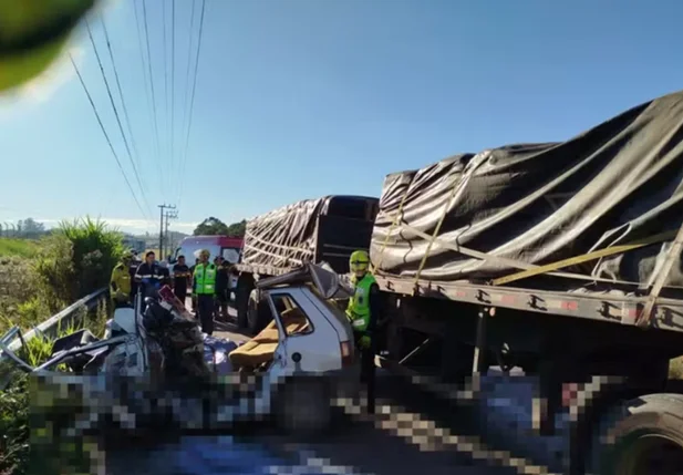 Acidente entre carro e caminhão deixa 5 mortos em rodovia de SC